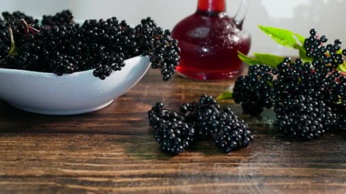 黑莓酊，成熟接骨木顺势浆果，草药治疗。治疗茶。
