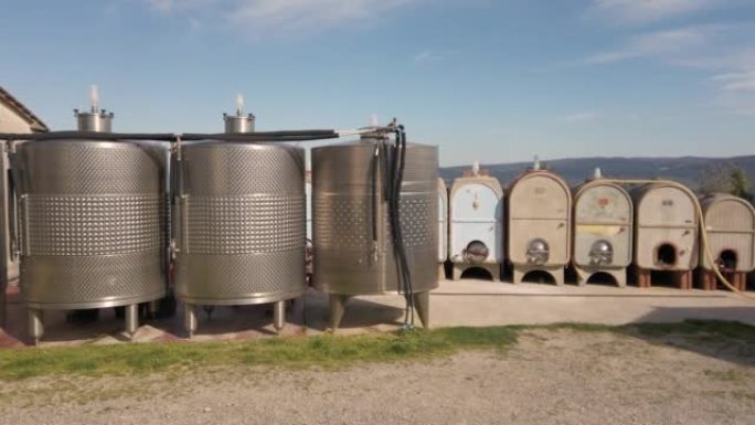 酿酒厂在意大利马雷马托斯卡纳生产有机生物葡萄酒 -- 用于葡萄酒发酵和蒸馏的钢桶，用于葡萄酒的德米约