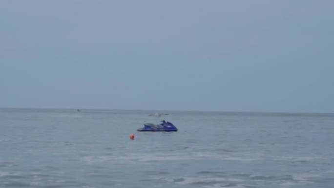 白天漂浮在橙色球旁边的蓝色喷气滑雪