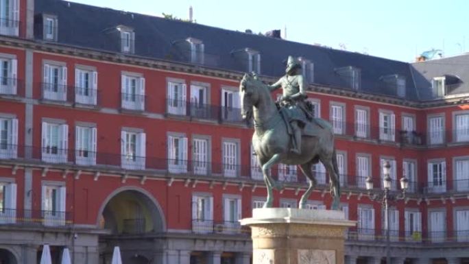 西班牙马德里著名的马约尔广场雕像的景色。25.02.2022