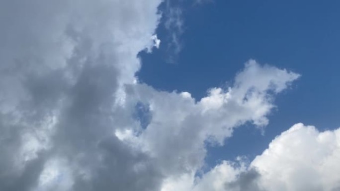 看天空中的云彩，这是独一无二的美丽。