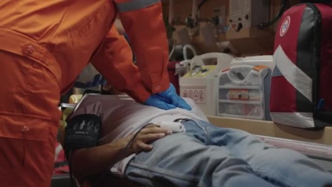 紧急医疗人员用心脏泵和呼吸机在救护车中帮助抢救癫痫患者。