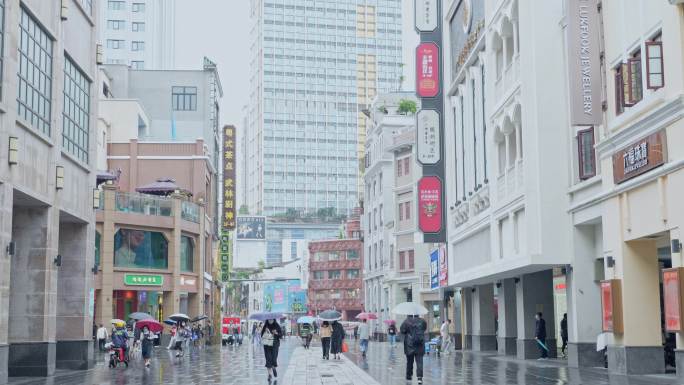 春雨中广州北京路步行街的商业气氛与行人