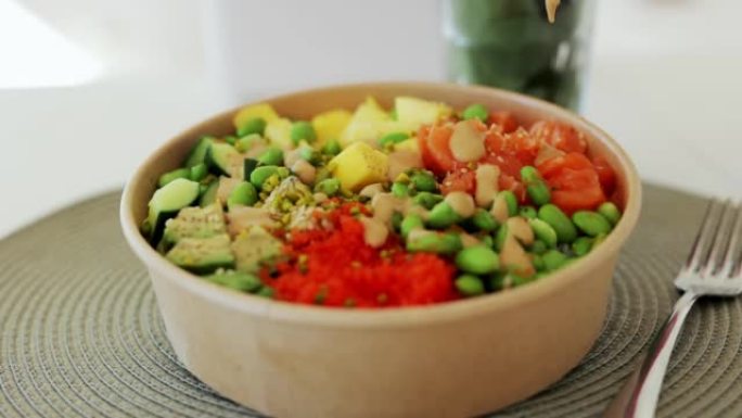 碗中装有鲑鱼，鳄梨，毛豆，黄瓜和萝卜。夏威夷碗ahi，白色背景。饮食、适当营养和健康的概念。pror
