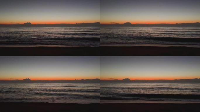 早晨日出时，沙滩上的海水浪潮与蓝天。用声音剪辑