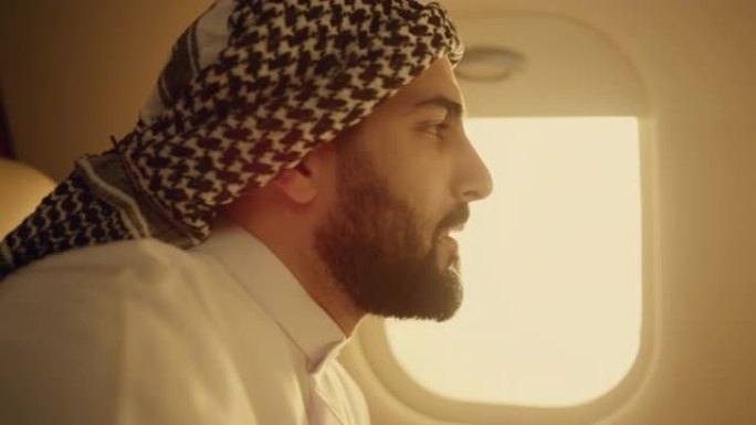 成功的商人旅行飞机特写。快乐的阿拉伯男人休息