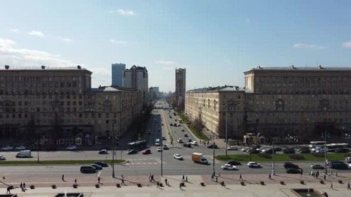 Moskovskaya广场 (圣彼得堡最大的广场)，列宁斯基大道上的列宁雕像和交通