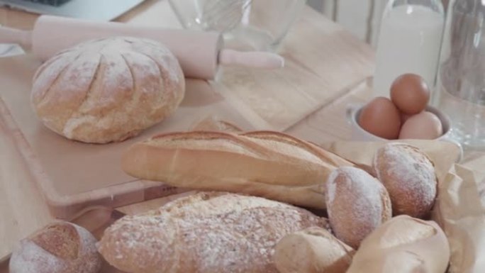 自制面包和面包店放在家里的桌子上。概念-在家做饭