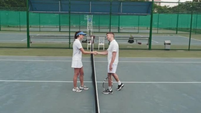 网球运动员在室外球场握手