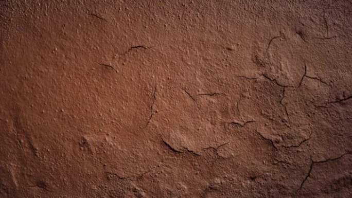 裂开的土壤的延时，在时光倒流中干燥沙漠中的棕色粘土地面。土壤中的裂缝。侵蚀、气候变化和全球变暖的概念