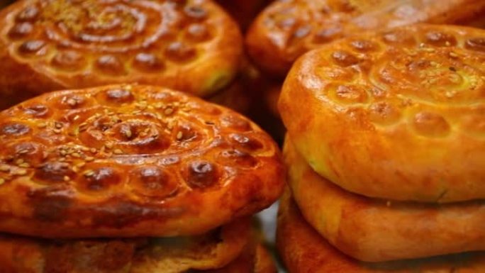 在伊朗街头市场上展示新鲜的面包店产品