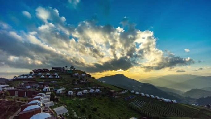 日出时的山顶小村庄，山上七彩村的美丽景象，延时拍摄