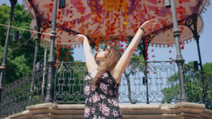 快乐女人享受这一天的慢动作，穿着花裙和太阳镜的开朗女性在墨西哥传统市中心阳光明媚的夏日消磨时光
