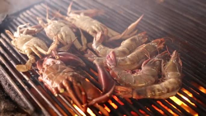 烤海鲜: 用烟熏烧烤炉烤虾和螃蟹。水平。