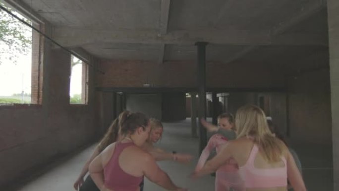 一群运动的女性在锻炼或比赛之前或之后团结一致地激励自己