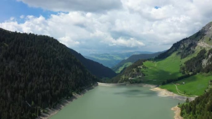湖周围的阿尔卑斯山乡村和欧洲的圣盖林水坝，在法国，向波福特，在阿尔卑斯山，在夏天，在一个阳光明媚的日