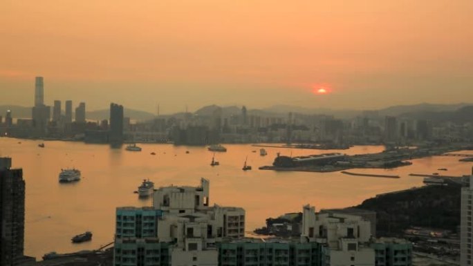 城市天际线和维多利亚港上空的日落