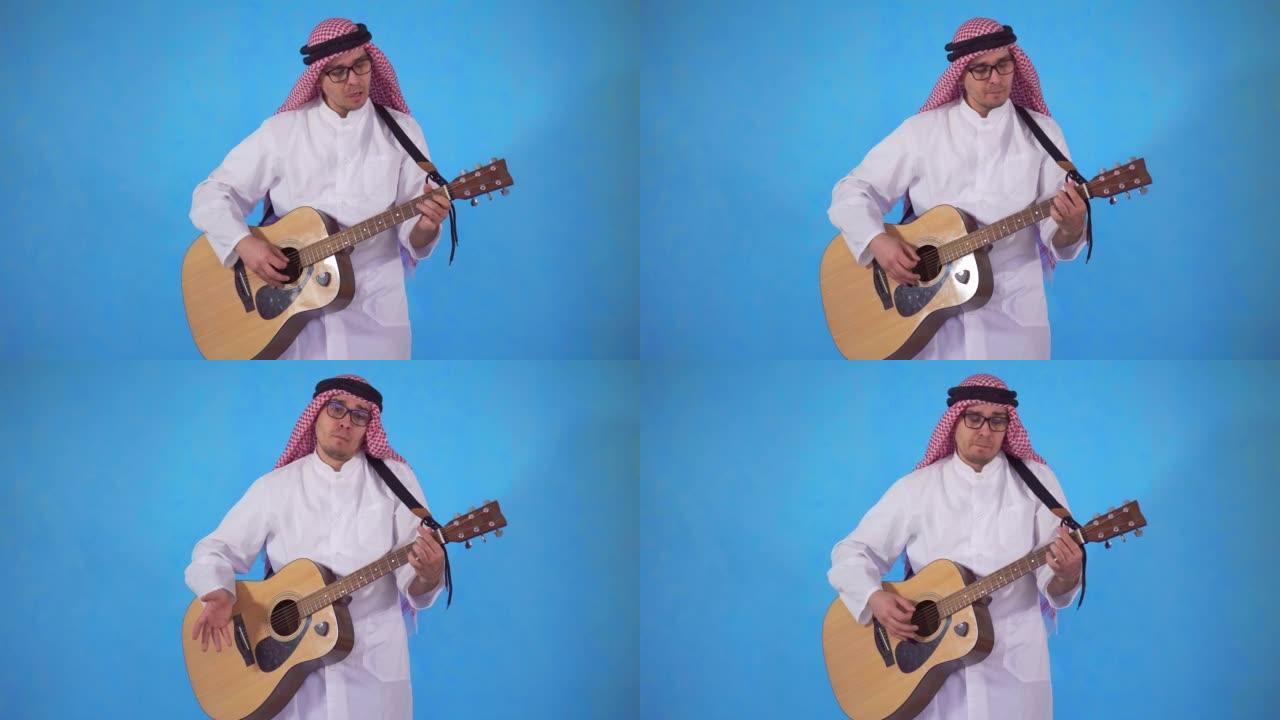 戴眼镜的阿拉伯男人笨拙地在蓝色背景上弹奏原声吉他