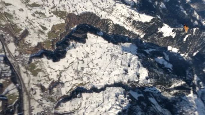 翼服飞行者在瑞士山区景观上空飙升