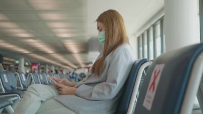 东南亚女商人使用智能手机在机场办理登机手续