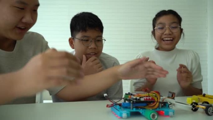 泰国曼谷机器人课学生建造机器人