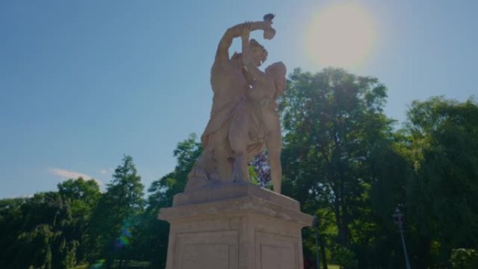 在波兰华沙的lazienki公园 (皇家浴场公园)，从色狼的手中捕捉葡萄的若虫雕像。Azienki公