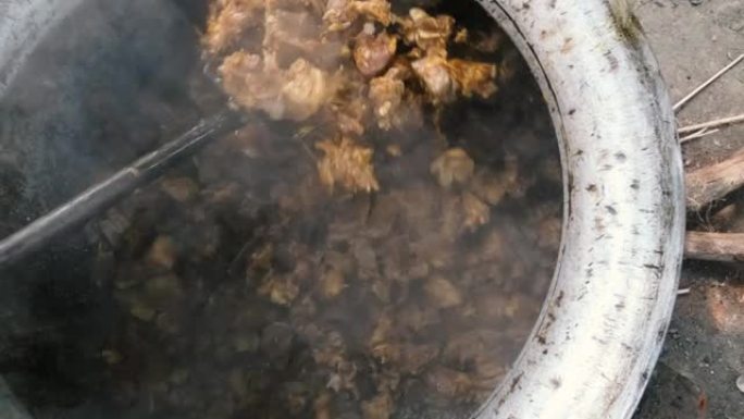 生羊肉油炸在油顶视图烟熏，大煎锅在mega kitchen 4k光滑视频剪辑。顶视图。
