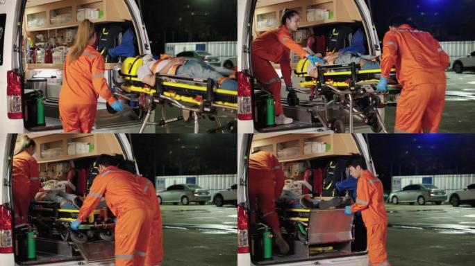 救护人员正在帮助急忙向事故受害者提供急救，以便及时将他们送往医院。