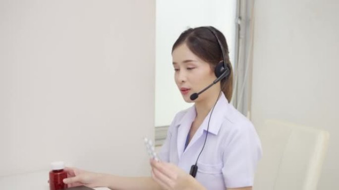 远程医疗，亚洲女医生给病人用药指导。