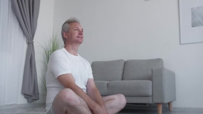 家庭瑜伽冥想疗法快乐男人训练