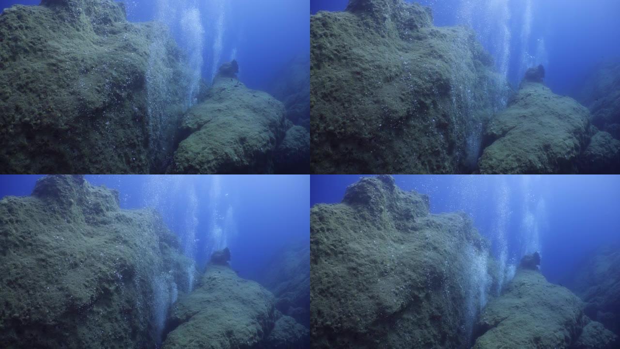 剪影水肺潜水员阳光照耀水下女潜水员和男潜水员在令人放松的蓝色海洋风景中