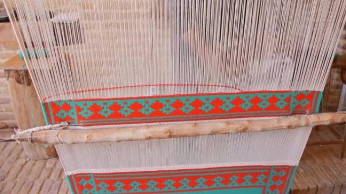 伊朗亚兹德-6月5日，2022: 男子在伊朗私人车间编织传统地毯。旧地毯技术概念