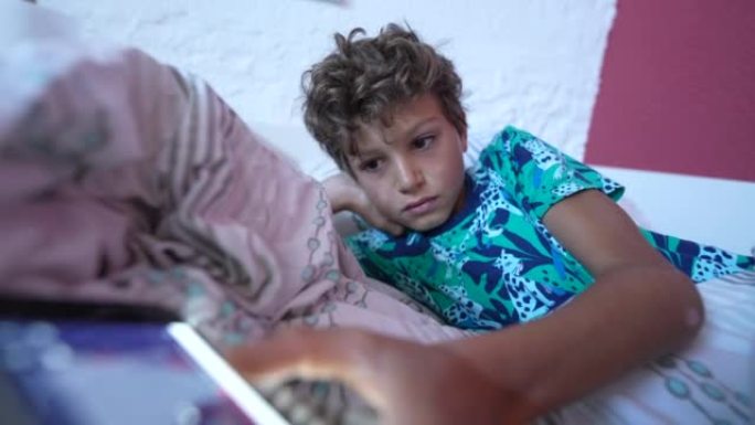 儿童在床上使用手机设备转发内容在线观看媒体内容