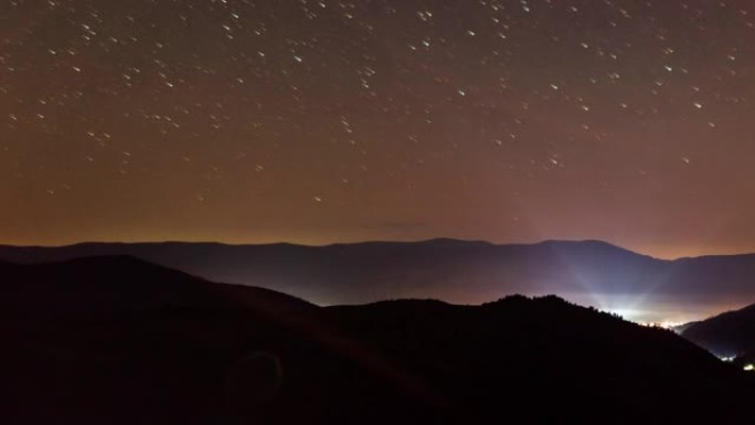 喀尔巴阡山脉上的星星。卡门卡上空奇妙不可思议的夜空。拥有数百万颗闪亮星星的宇宙空间的电影魔幻景色。乌