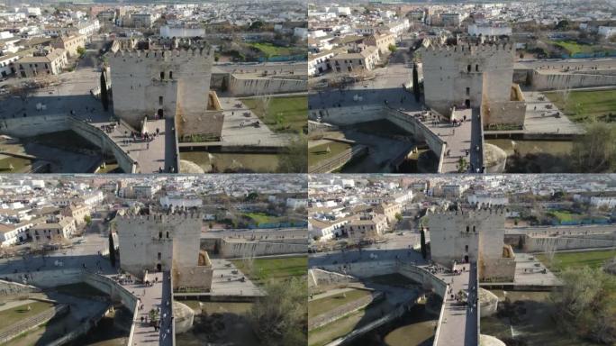 西班牙科尔多瓦Torre De Calahorra的空中回撤视图。科尔多瓦罗马桥尽头的塔