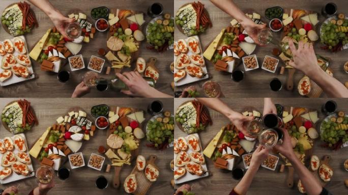 桌子上有葡萄酒开胃菜和奶酪盘