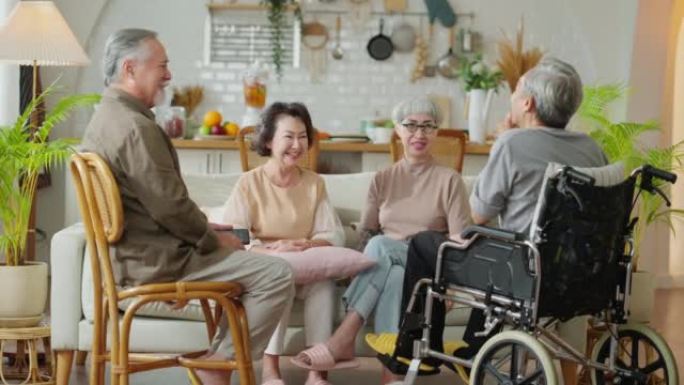 老年亚洲朋友退休人士快乐积极的笑容在养老院的客厅一起聊天老年人参加成人日托中心的集体活动