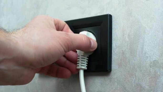 断开电源并拔下插头。带白色插头的黑色墙壁插座
