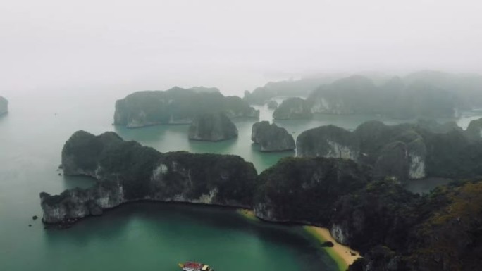 从顶部开始下龙湾。水中的高岩石。下龙越南。