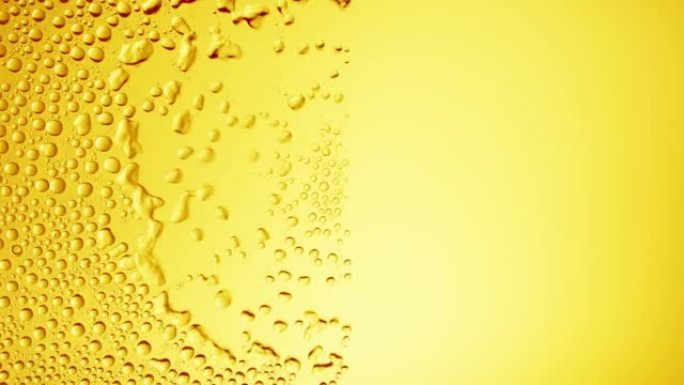 水滴从黄色bg上的湿玻璃的一半上吹下来