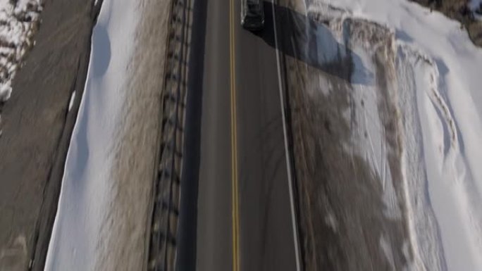 一辆汽车驶过落基山脉的倾斜镜头