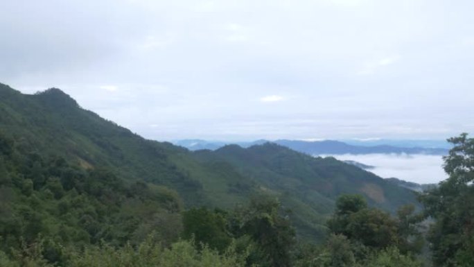 老挝北部山区的阿卡村，日落戏剧性的天空。偏远的部落村庄旅行目的地为部落徒步旅行，阿卡民族和少数民族。