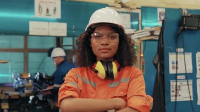 一位女工程师的肖像在工厂里微笑着。