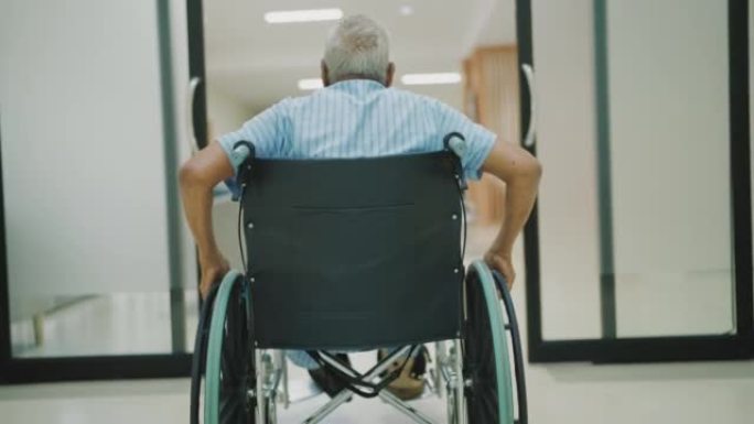 高级患者在医院旋转轮椅。