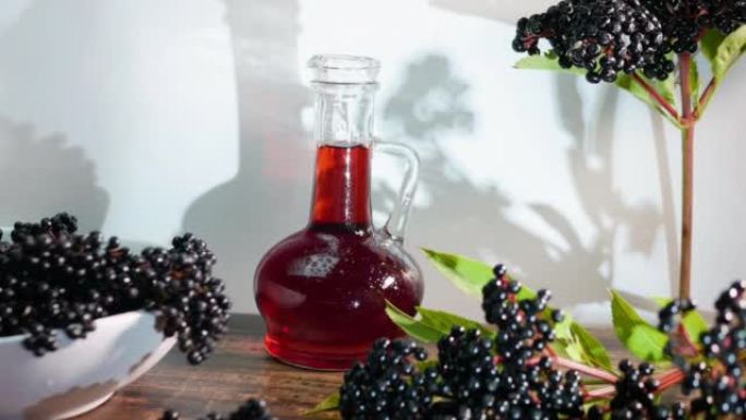 接骨木药，鲜榨红莓汁装在瓶子里。黑莓顺势疗法