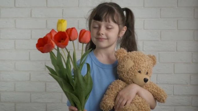 小女孩送花。