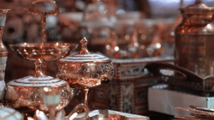 纪念品镀金传统茶具陈列在商店出售的桌子上，镀金茶具