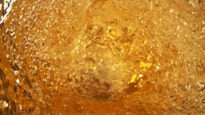 扭转形状倒苹果酒的超慢动作。