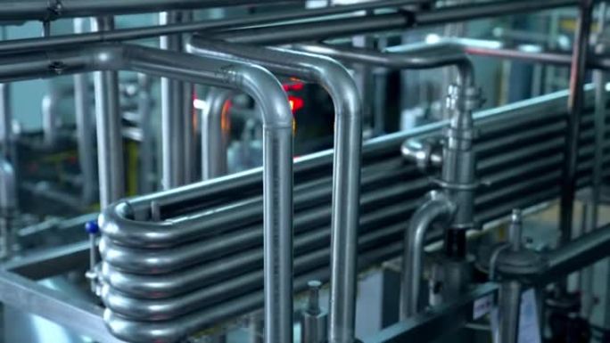 不锈钢管是牛奶厂复杂系统的一部分。最新的乳制品技术制造。