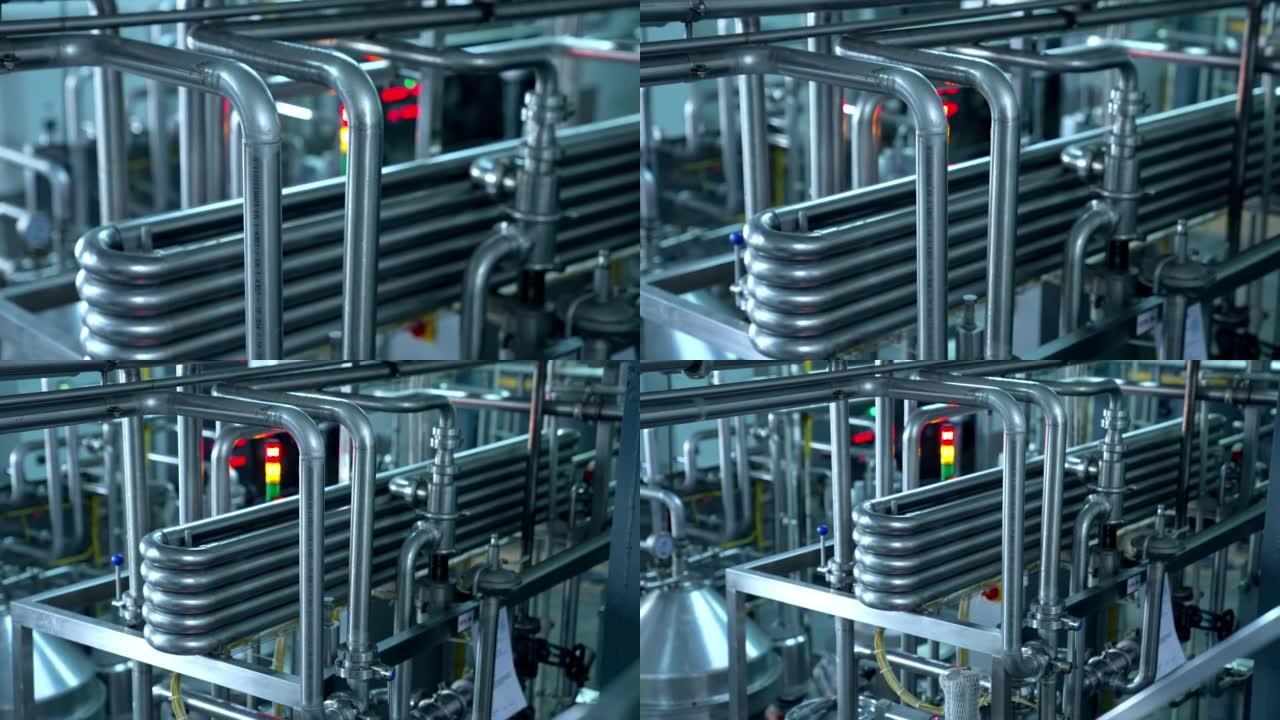 不锈钢管是牛奶厂复杂系统的一部分。最新的乳制品技术制造。